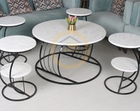 طقم طاولة لون أسود مع 4 طاولات صغيرة خدمة بسطح خشب...