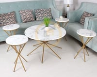 طقم طاولة لون ذهبي مع 4 طاولات صغيرة خدمة بسطح خشب...