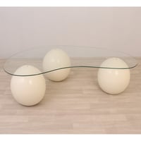 طاولة تقديم رخام صناعي بشكل كرة لون أبيض وسطح زجاج...