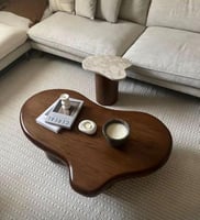 طاولة مع خدمه بني.