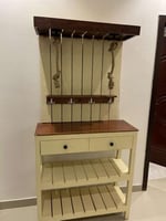 ركن كافي مع رف بلون الخشبي مضياء