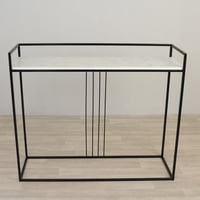 طاولة مدخل سطح خشب شبيه الرخام قاعدة حديد لون أسود...