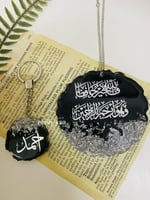 تعليقة سيارة باللون الاسود مطرز بورق الفضة وميدالي...