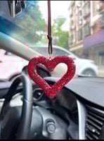 تعليقة سيارة على شكل قلب باللون الاحمر المزخرف بحب...