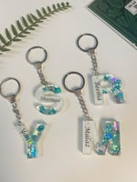 ميدالية مفاتيح انيقة حرف مع اسم من الريزن الفاخر