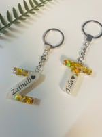 ميدالية مفاتيح انيقة حرف مع اسم من الريزن الفاخر