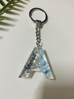 ميدالية مفاتيح انيقة بحرف كبير واسم من الريزن الفا...