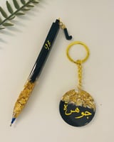 قلم وميدالية انيقة مطرز بورق الذهب والفضه مصمم بشك...