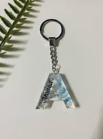 ميدالية مفاتيح انيقة بحرف كبير واسم من الريزن الفا...