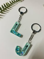 ميدالية مفاتيح حرف انيقة مع اسم من الريزن الفاخر