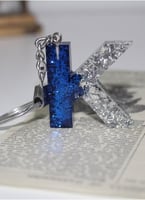 ميدالية مفاتيح أنيقة بحرف K من الريزن الفاخر المطر...