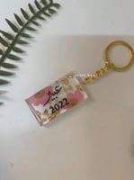 ميدالية مفاتيح بالورد المجفف من الريزن الفاخر