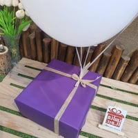 تغليف ورق مع 4 بالونات هيليوم