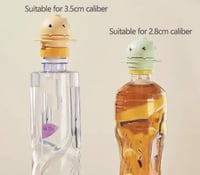 مزاز يركب على علب الماء والعصير