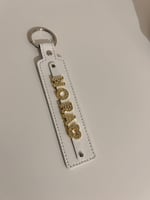 ميداليه شنطه اطفال او مفاتيح بالأسم مناسبه للأهداء