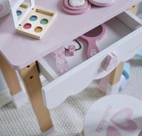 طاولة تزيين مع الاكسسورات