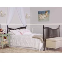 سرير أطفال خشبي قابل للتعديل بتصميم أنيق