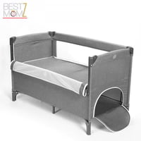 سرير أطفال متنقل بجانب سرير الأم