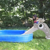 منزلق ممتع للاماكن المغلقة او المفتوحة باللون الرم...