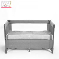 سرير أطفال متنقل بجانب سرير الأم