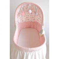 سرير أطفال هزاز متنقل بتصميم جذاب ومظلة فاخرة