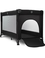 سرير أطفال متنقل بجانب سرير الأم