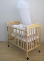 سرير أطفال خشبي مع هندول