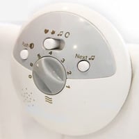 سرير أطفال هزاز متنقل بتصميم جذاب ومظلة فاخرة