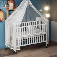 سرير أطفال خشبي بجانب سرير الأم بتصميم أنيق ومريح