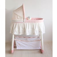 سرير أطفال هزاز متنقل بتصميم جذاب ومظلة فاخرة