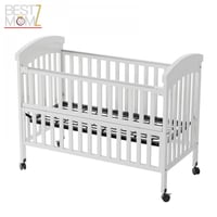 سرير أطفال خشبي بجانب سرير الأم بتصميم أنيق ومريح