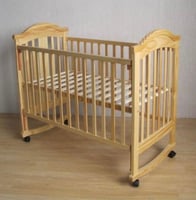 سرير أطفال خشبي بخاصية الاهتزاز