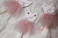 توزيعات حلق على شكل فستان