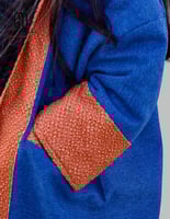 فروة أطفال ازرق على جلد برتقالي