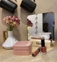 مرايا طاولات ومداخل بالاسم