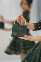 فستان بناتي تركي. يتكون من 3قطع _فستان +شباصه+شنتا...