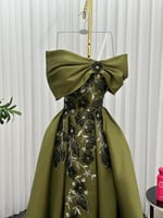 فستان أنيق وفخم بلون زيتي جذاب، يتميز بقصة أوف شول...