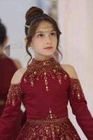 فستان بناتي فاخر باللون العنابي بتطريز ذهبي راقٍ إ...