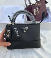 شنـط GUESS هاي كـوالتي درجه اولى مع الملحقات