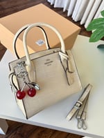 شنط كوتش كاوليتى درجه اولى مع الملحقات: