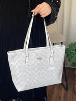 شنط كوتشدرجه اولى مع الملحقات .. الاكثر طلب