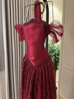 فستان سهره الخامه:الصدر ميكادو مطرز خرز شك يدوي وت...