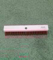 مكنسه شعر احمر خشن الماني بالكرتون مقاس 30سم - 40س...