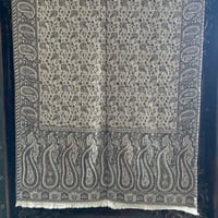 رمادي وبني