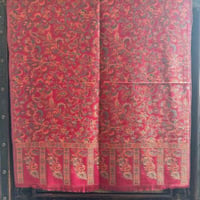 أحمر