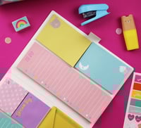 مجموعة أوراق لاصقة مع قائمة مهام