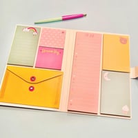 مجموعة أوراق لاصقة مع قائمة مهام