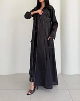 عباية وقار – أسود فاخر بخامة لينن وتصميم بليزر