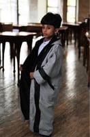 فروة أطفال رمادي مع لمسات جلدية سوداء