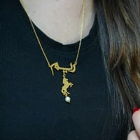 قلاده اسم وحصان